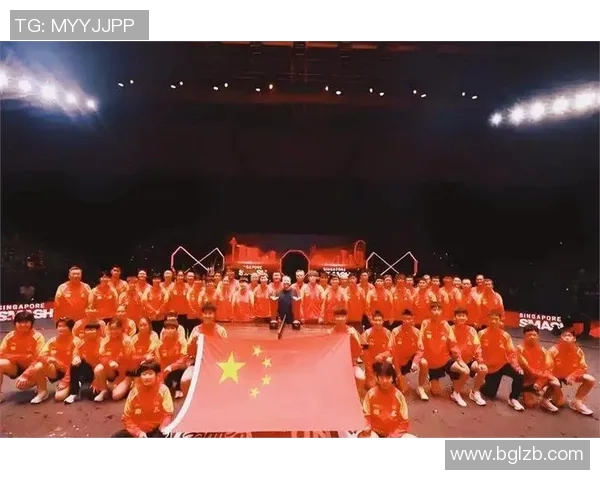 巴勒斯坦足球明星高举国旗展现民族团结与体育精神